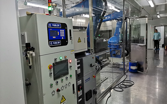 3500機器人配2KS雙組份及齒輪泵雙組份（雙系統）噴涂汽車內飾件